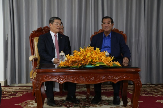 HUANG Yongda meets with Cambodian Prime Minister Hun Sen-1