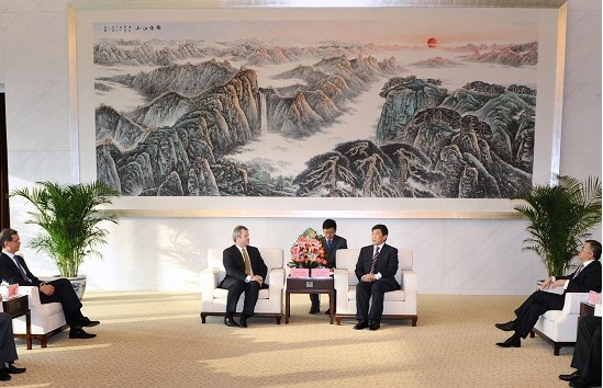 Cao Peixi and Guo Junming met with President and CEO of Invesco Ltd.-1