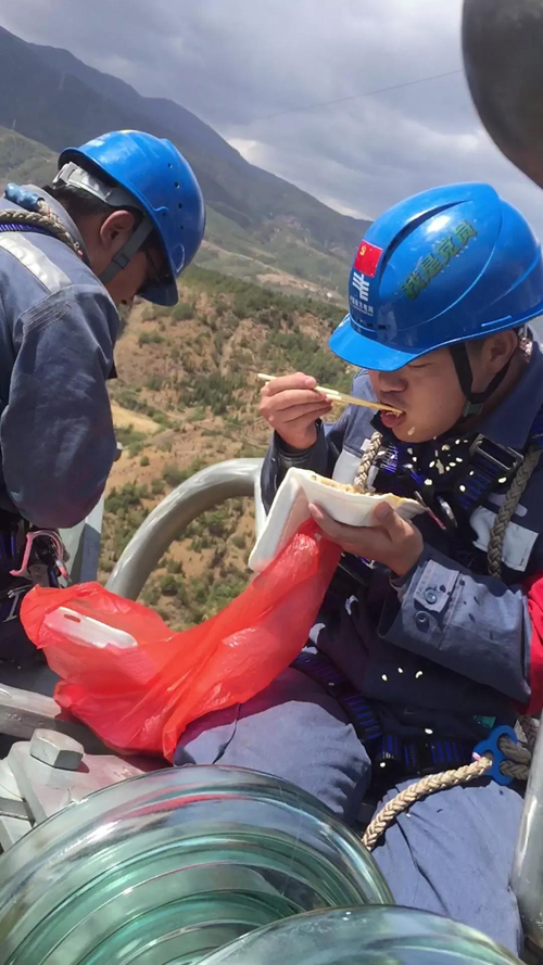 How does it feel when having lunch at 65 meters high in the air?-3
